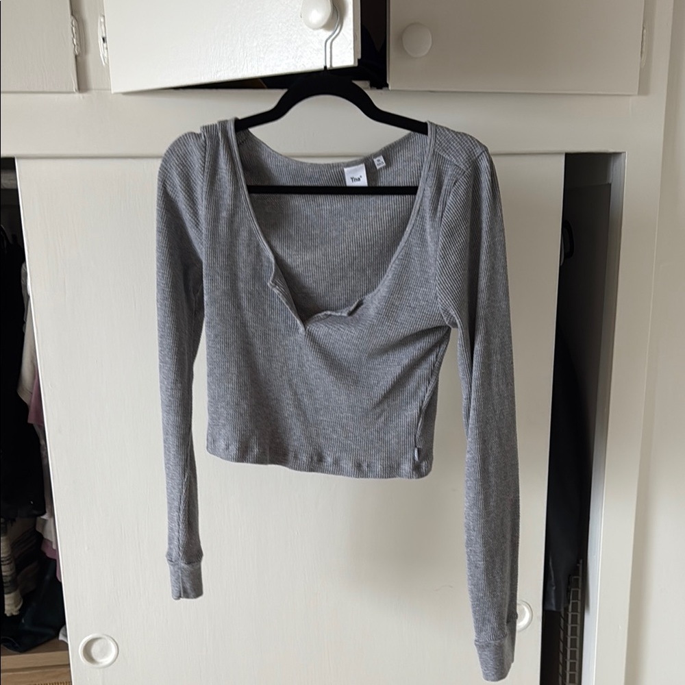 Aritzia (TNA) gray crop long sleeve